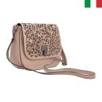 Дамска чанта с две дръжки  от естествена кожа с изрязани цветя на капака - розова пудра