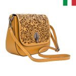 Дамска чанта с две дръжки  от естествена кожа с изрязани цветя на капака