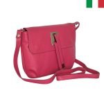 Малка дамска чанта от естествена кожа с капак с висулки - цвят циклама