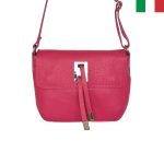 Малка дамска чанта от естествена кожа с капак с висулки - цвят циклама - Image 2