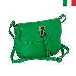 Малка дамска чанта от естествена кожа с капак с висулки - цвят зелено