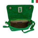 Малка дамска чанта от естествена кожа с капак с висулки - цвят зелено - Image 4